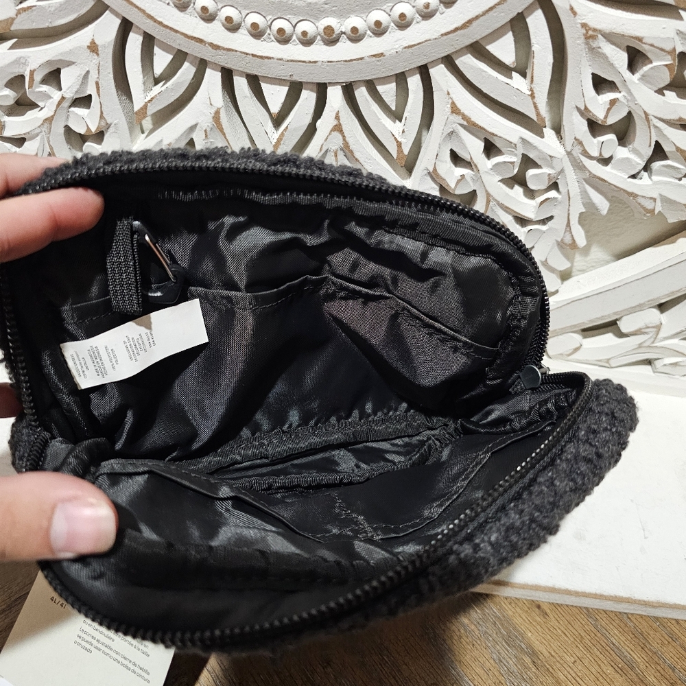 NEW Under Armour Sherpa Black Adjustabme Waist Bag/Crossbody OSFM - Picture 11 of 14